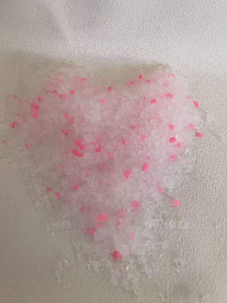 Silica gel cat litter with 3% pink