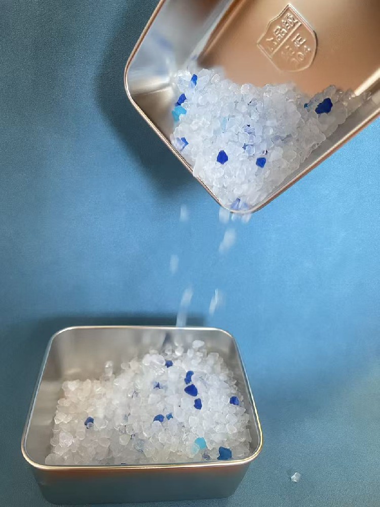Silica gel cat litter with 3% dark blue