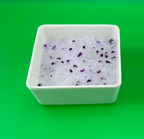 Silica gel cat litter with purple